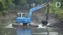 Sebuah alat berat mengeruk lumpur excavator mengeruk material endapan lumpur di kanal sungai perkantoran Kuningan Jakarta, Rabu (17/2/2021). Pengerukan dilakukan untuk memperlancar aliran air agar tidak terjadi pendangkalan yang mengakibatkan genangan air. (merdeka.com/Imam Buhori)