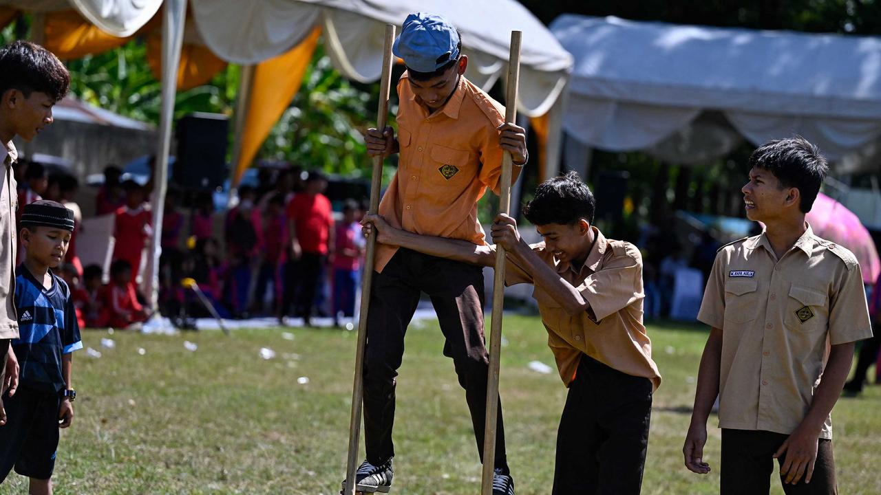 Keseruan Ratusan Siswa Bermain Permainan Tradisional