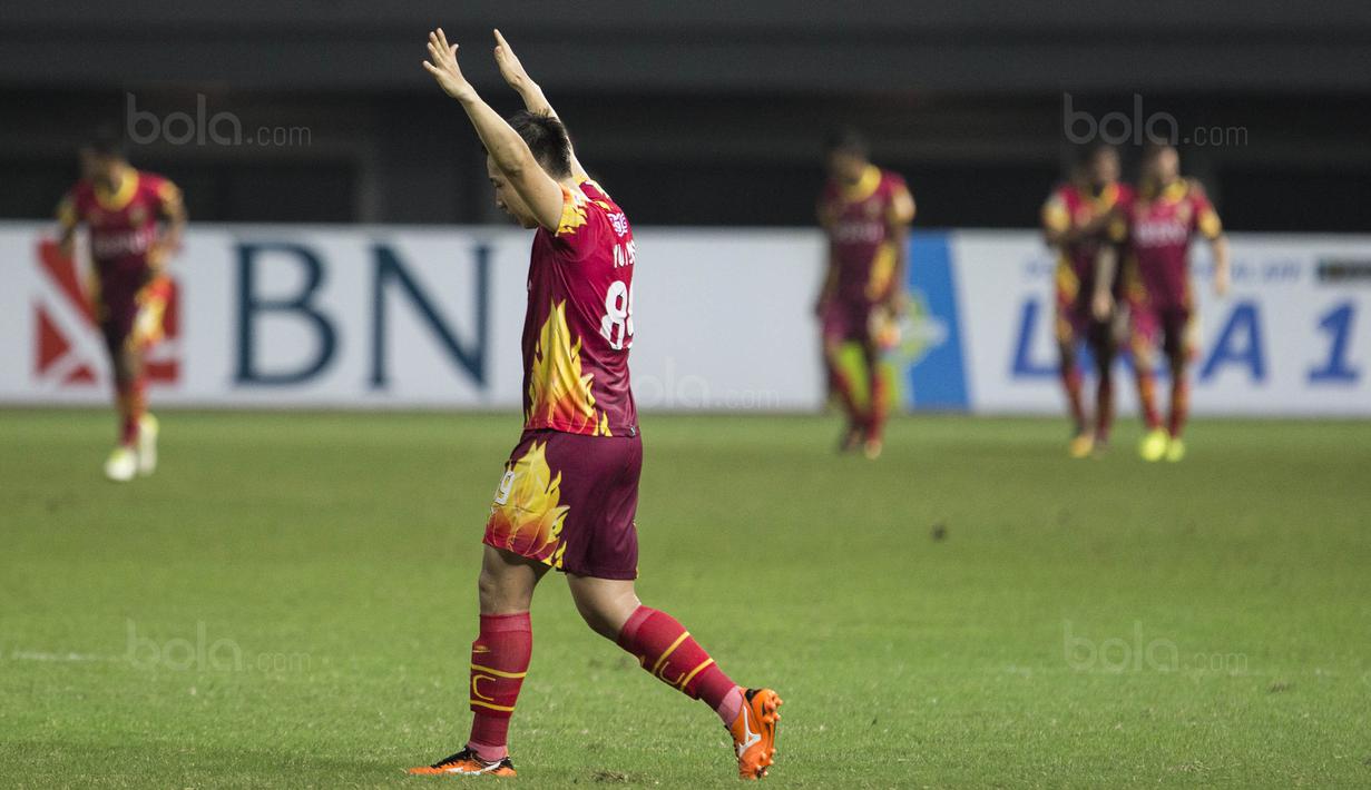 Gelandang Bhayangkara FC, Lee Yoo-joon, merayakan gol Paulo Sergio ke gawang Bali United pada laga Liga 1 Indonesia di Stadion Patriot, Bekasi, Jumat (29/9/2017). Bhayangkara menang 3-2 atas Bali. (Bola.com/Vitalis Yogi Trisna)