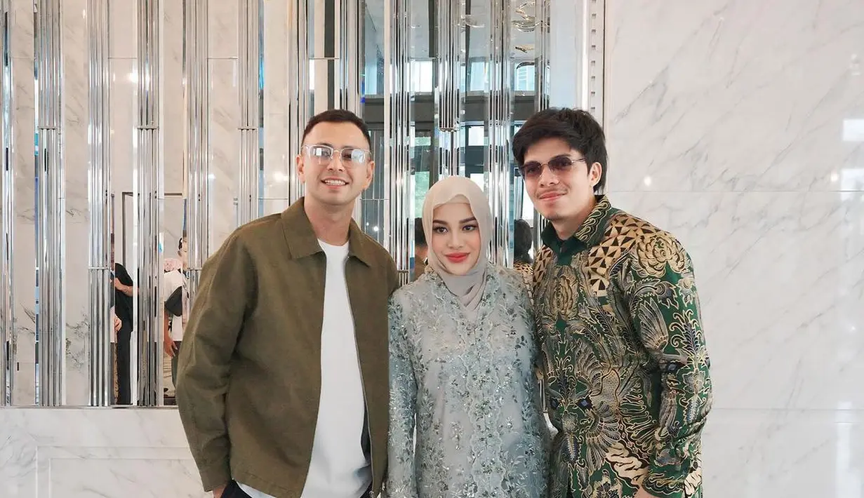 Meski begitu, keduanya mengenakan busana dengan gaya khas masing-masing. Aurel Hermansyah memilih kebaya kartini yang dipadukan dengan rok tulle warna senada. [@aurelie.hermansyah/@aaliyah.massaid].