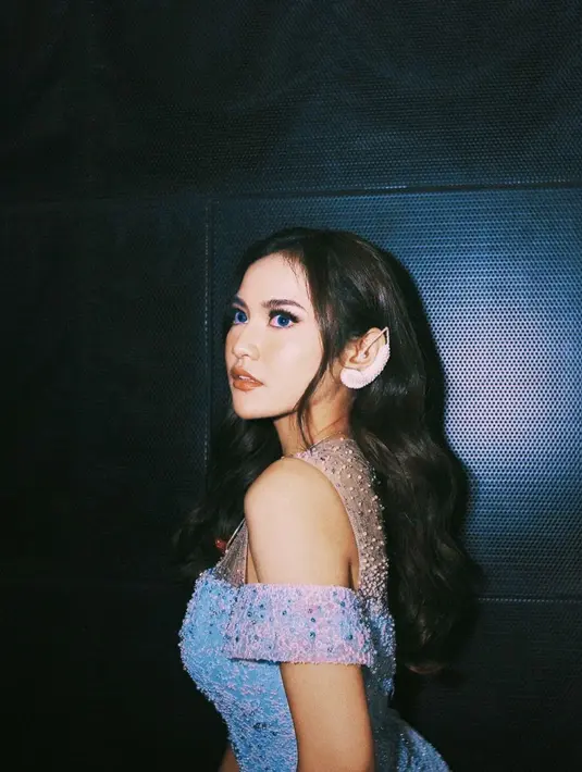 Mahalini Raharja mengenakan gaun dengan detail full payet yang memiliki tampilan unik. Memadukan warna biru dan pink pada gaun membuat Mahalini Raharja terlihat cantik dan anggun. (instagram/mahaliniraharja)
