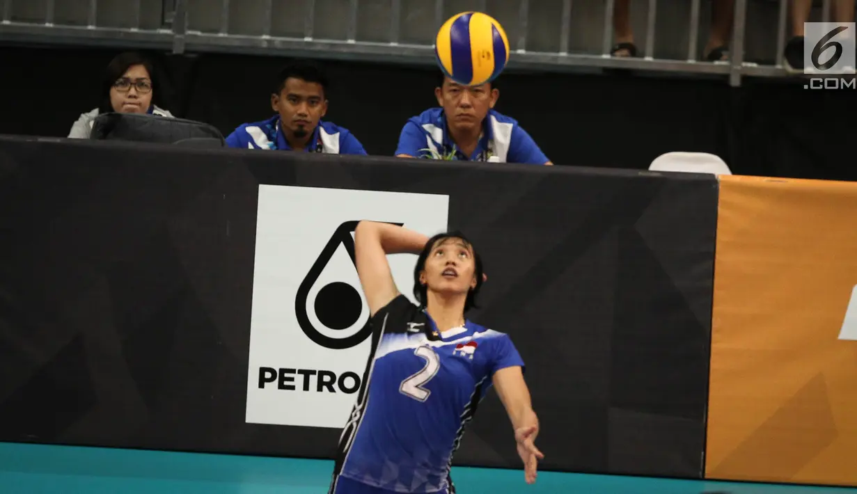 Pevoli putri Indonesia, Andya Agustina Putri melakukan smash ke arah tim voli Vietnam di Hall 11 MITEC, Kuala Lumpur, Sabtu (26/8). Timnas voli putri Indonesia melangkah ke final SEA Games 2017 setelah mengalahkan Vietnam. (Liputan6.com/Faizal Fanani)