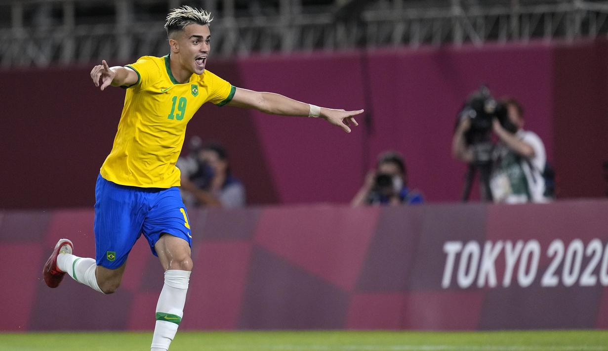 Adu pinalti akhirnya dimenangkan oleh Brasil dengan skor 4-1. Hasil ini membuat Brasil untuk kedua kalinya melaju ke babak final Olimpiade setelah Rio 2016 silam. Brasil akan berhadapan dengan pemenang antara tuan rumah Jepang dan Spanyol. (Foto: AP/Andre Penner)