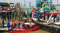 Tim SAR mengangkut jenazah korban tewas kapal tenggelam di perairan Sabak Berenam, Selangor, Malaysia. (AFP/The Malaysian Insider)