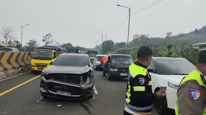 Tabrakan Beruntun 15 Kendaraan di Tol Cipularang
