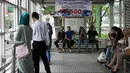 Suasana di Halte Busway, Jakarta, Senin (4/1/2016). Mulai hari Senin (4 Januari 2016) tarif BKTB yang semula Rp 6.000 turun menjadi Rp 3.500. (Liputan6.com/Yoppy Renato)