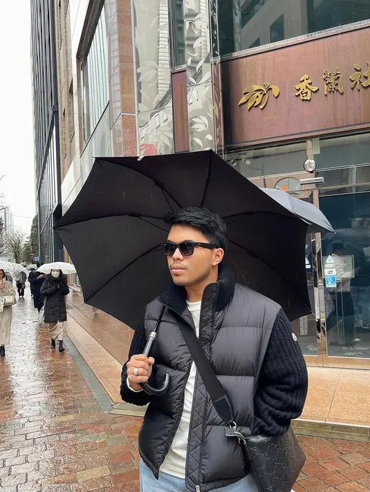 Thariq Halilintar andalkan knitted puffy jacket dengan t-shirt putih [@thoriqhalilintar]