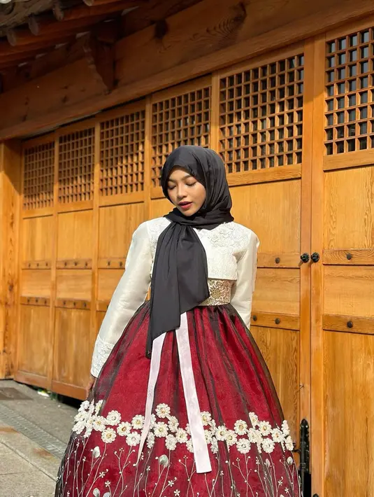 Oklin memamerkan potretnya saat memakai hanbok, pakaian tradisional masyarakat Korea Selatan. Ia melengkapi penampilannya dengan hijab hitam. Selain konten kontroversial, Oklin juga membuat konten traveling. Salah satunya konten tentang kebudayaan Korea Selatan. (Liputan6.com/IG/@oklinfia)