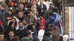 Konsumen tiba di gerai pusat perbelanjaan Macy saat acara penjualan Black Friday dimulai lebih awal di New York, Kamis (28/11/2019). Selama Black Friday yang dimulai sejak tahun 1960-an,warga Amerika merayakan tradisi dengan belanja dan berburu diskon-besaran. (Kena Betancur/Getty Images/AFP)