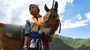 Seorang peserta tengah bersiap untuk mengikuti pacuan kuda di Lhasa, Daerah Otonom Tibet, China barat daya, 8 Agustus 2020. (Xinhua/Purbu Zhaxi)