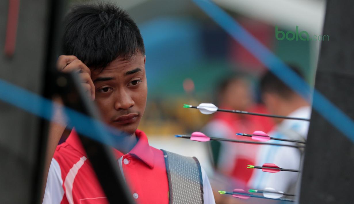 Subekti Okka saat memeriksa hasil bidikan pada semifinal nomor Recurve Tim Putra Test Event Asian Games 2018 di Venue Panahan, Jakarta, Selasa (13/2/2017). Recurve Tim Putra Indonesia menang atas Malaysia 5-4. (Bola.com/Nick Hanoatubun)