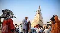 Ribuan umat Muslim bersiap melaksanakan Shalat Idul Adha di Pelabuhan Sunda Kelapa, Jakarta, Kamis (24/9/2015). Nuansa khas pelabuhan menjadi keunikan tersendiri saat Shalat Ied di tempat ini. (Liputan6.com/Faizal Fanani)