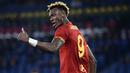 Tammy Abraham - Pemain jebolan akademi Chelsea ini terpaksa meninggalkan Stamford Bridge dan bergabung dengan AS Roma usai The Blues memulangkan Romelu Lukaku. Di klub Serie A itu sang pemain menjelma menjadi striker ganas dengan torehan 18 gol. (AFP/Filippo Monteforte)