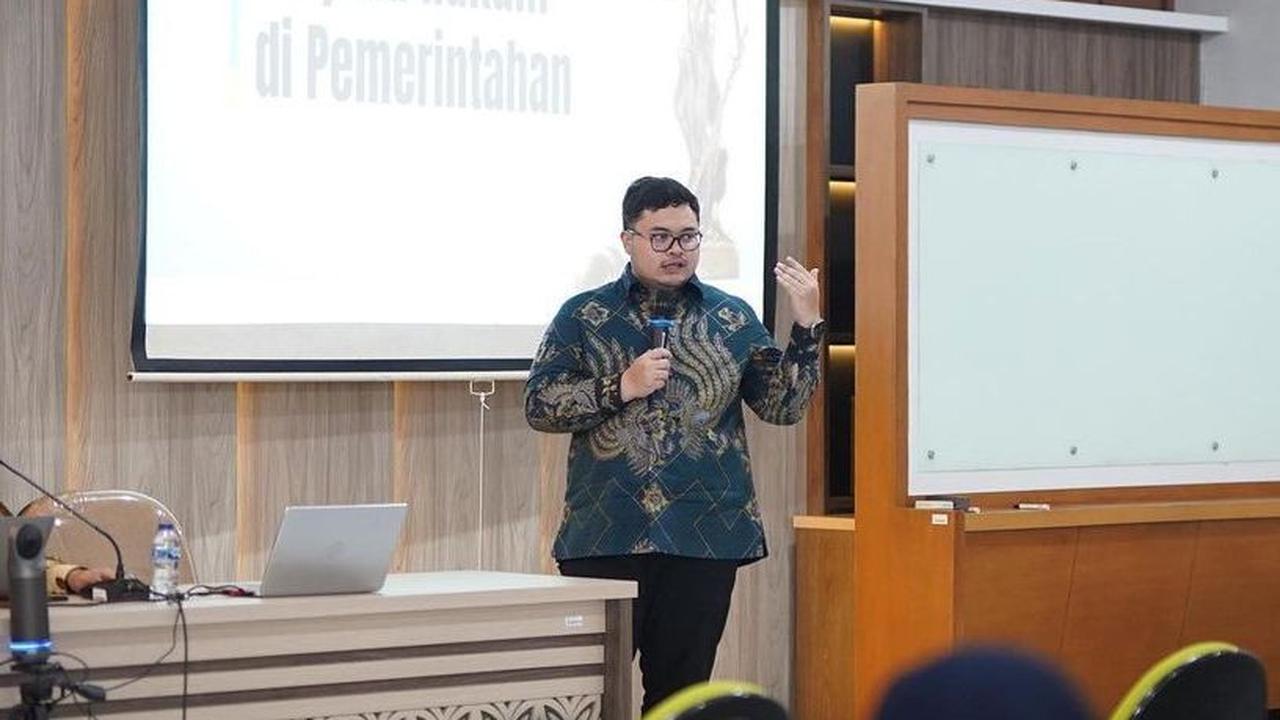 Hanindhito Himawan Pramana atau akrab disapa Dhito merupakan seorang politikus sekaligus anak dari Sekretaris Kabinet Pramono Anung Wibowo.
