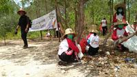 warga dan siswa saat memberishkan sampah di taman pendidikan mangrove Labuhan, Bangkalan