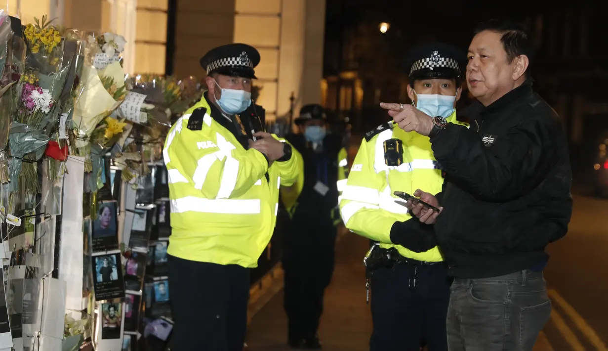 Duta Besar Myanmar untuk Inggris, Kyaw Zwar Minn berbicara dengan polisi di luar gedung Kedutaan Besar Myanmar di London, Rabu (7/4/2021). Kyaw Zwar Minn mengatakan pihak yang terkait dengan militer Yangon telah "menduduki" kedutaannya di London. (AP Photo/Alastair Grant)