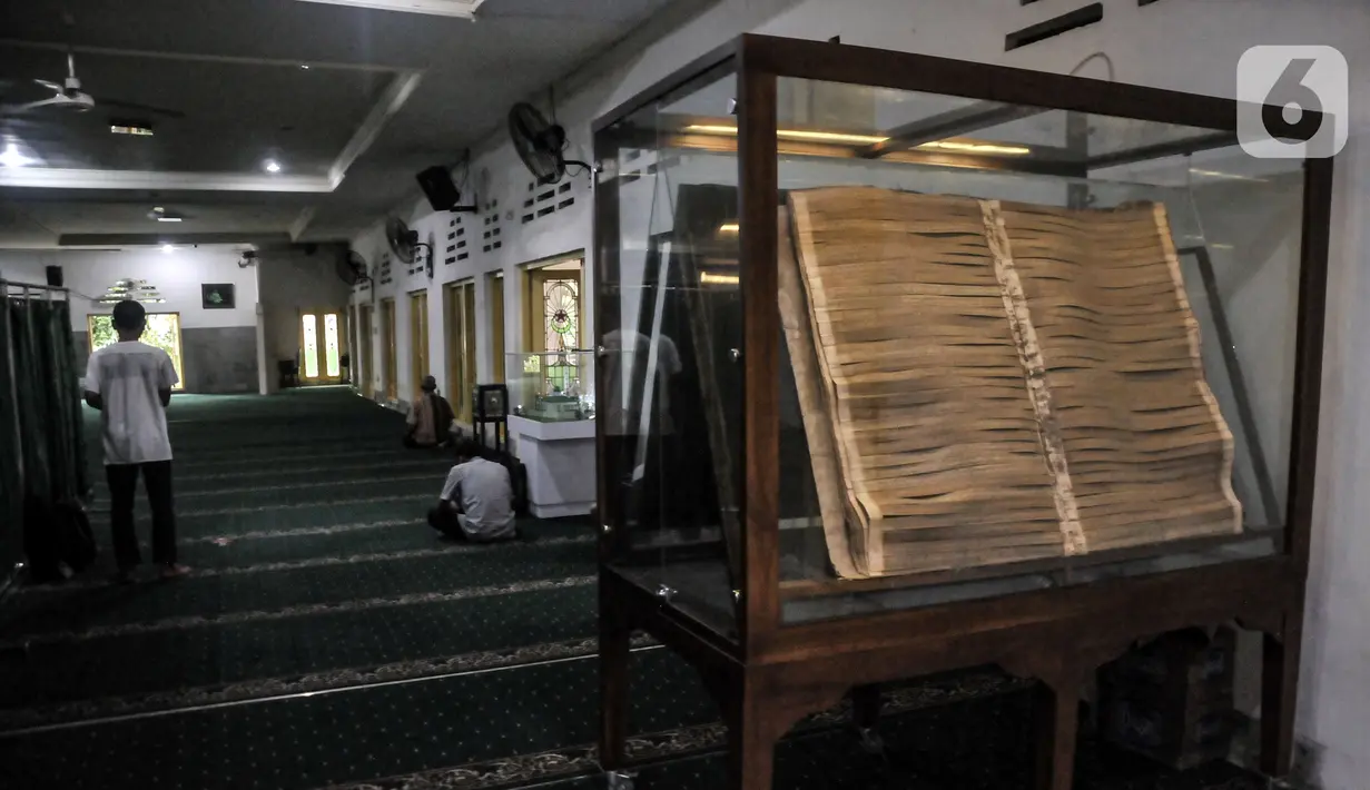 Terdapat empat buah mushaf Alquran raksasa yang terbuat dari daun lontar dan kertas kuno. (merdeka.com/Iqbal S. Nugroho)