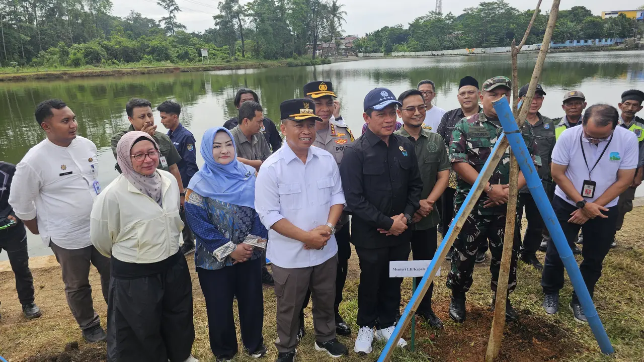 Menteri Lingkungan Hidup Hanif Faisol Nurofiq saat menyambangi Situ Jatijajar, Depok.