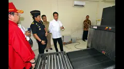 Presiden Joko Widodo melakukan kunjungan kerja ke Provinsi Kalimantan Barat. Presiden Joko Widodo memeriksa fasiltas scanner X-ray dan loket Pemeriksaan Imigrasi yang ada  Pos Pemeriksaan Lintas Batas Entikong Rabu, (21/1/2015). (Setpres/Agus Suparto)
