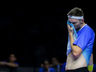 Pebulu tangkis Denmark, Viktor Axelsen dari tim Lightning menyeka keringat dalam laga tunggal putra Badminton XL 2025 melawan Kodai Narakoa dari tim Rockets di Istora Senayan, Jakarta, Sabtu (04/10/2025). (Bola.com/Bagaskara Lazuardi)