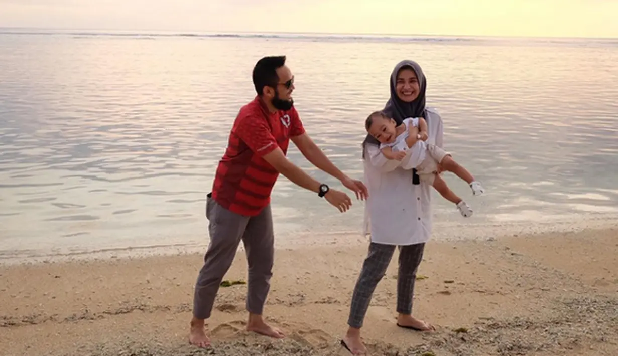 Teuku Wisnu, Shireen Sungkar, dan Teuku Adam Al Fatih sang buah hati tercinta. (via Instagram)