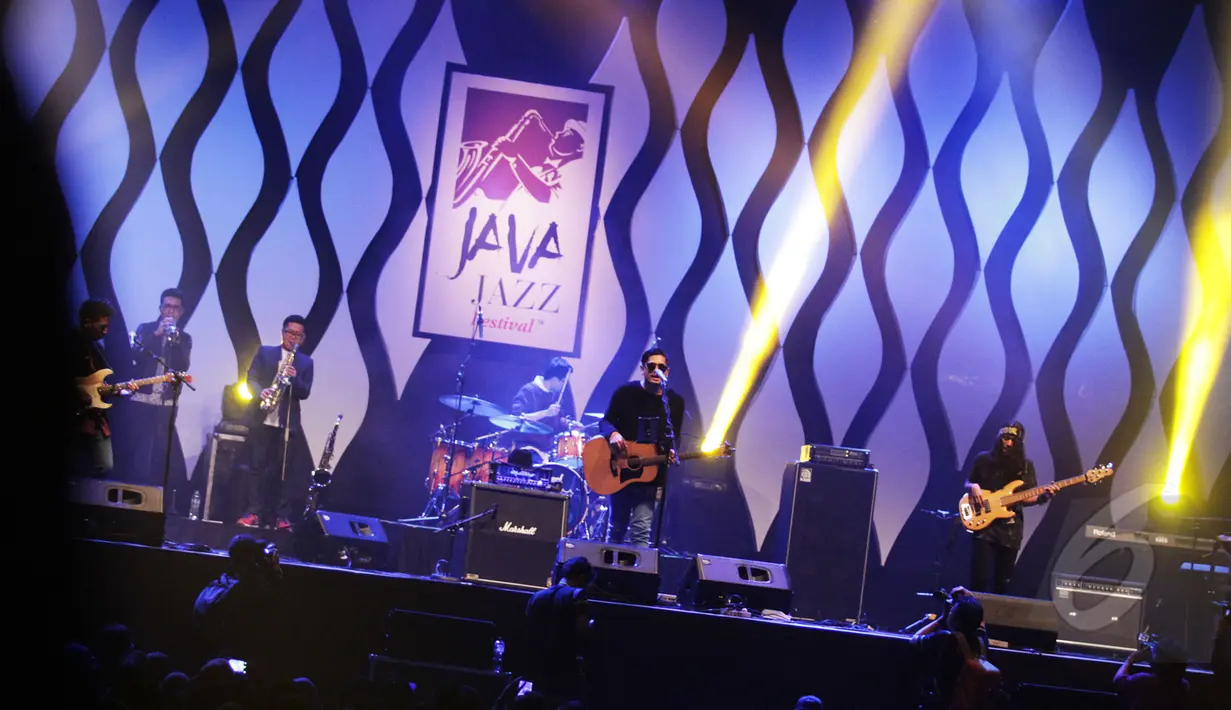 Penyanyi muda, Petra Sihombing  beraksi di hari ketiga Jakarta International Java Jazz Festival 2015 di JIExpo Kemayoran, Jakarta, Minggu (8/3/2015). (Liputan6.com/Faizal Fanani)