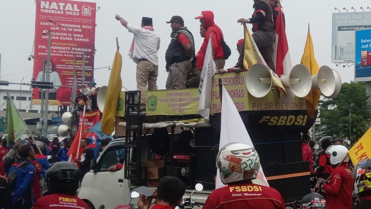 Pintu Tol Bekasi Barat Diblokade Buruh, Kendaraan Mengular Hingga Jalan Arteri