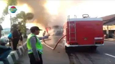 Sebuah video amatir merekam kebakaran bus di Jalur Pantura. Tidak ada korban jiwa dalam peristiwa tersebut.