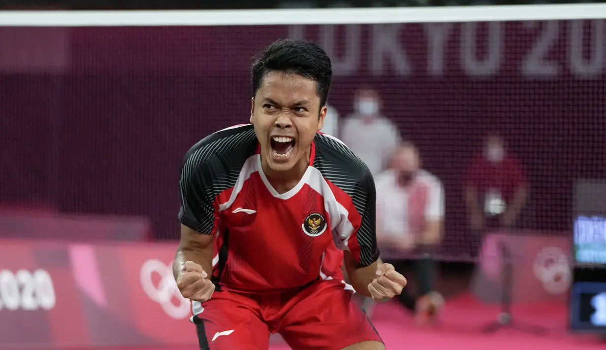 Pebulutangkis Indonesia Anthony Sinisuka Ginting berselebrasi usai mengalahkan Anders Antonsen dari Denmark pada perempat final tunggal putra Badminton Olimpiade Tokyo 2020 di Tokyo, Jepang, Sabtu (31/7/2021). Anthony  Ginting menang atas Antonsen 21-18, 15-21, 21-18. (AP Photo/Markus Schreiber)