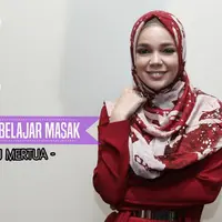 Dewi Sandra belajar masak makanan yang suaminya suka.