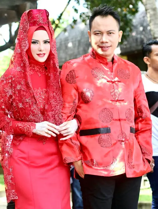 "Adapun salah paham saya dengan suami biar kami lewati, krn saya memang menjaga suami agar tdk lg terpeleset aplg di manfaati oleh perempuan2 yg mau numpang sensasi🙏🏻," ujar Angel Lelga. (Instagram/vickyprasetyo777)