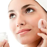 Ilustrasi menggunakan pelembab wajah. (via: istimewa)