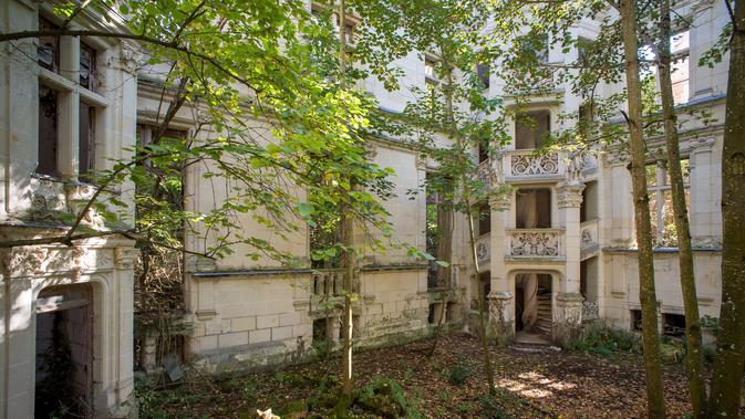 Kastil La Mothe-Chandeniers yang rusak oleh vegetasi di Les Trois-Moutiers, Prancis pada 8 Oktober 2018. Kastil yang tampak seperti negeri dongeng itu tak pernah secara resmi diklasifikasikan sebagai bangunan bersejarah. (GUILLAUME SOUVENT/AFP)