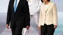 Presiden perempuan pertama Taiwan, Tsai Ing- wen (kanan) bersama mantan Presiden Ma Ying-jeou berjalan keluar untuk memberikan sambutan ke publik usai upacara pelantikan di istana presiden di Taipei, Jumat (20/5). (REUTERS/Tyrone Siu)