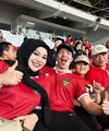 Aurel Hermansyah tampak menonton pertandingan secara langsung bersama Atta Halilintar. Keduanya tampil serasi dengan baju Timnas Indonesia. [Foto: Instagram].