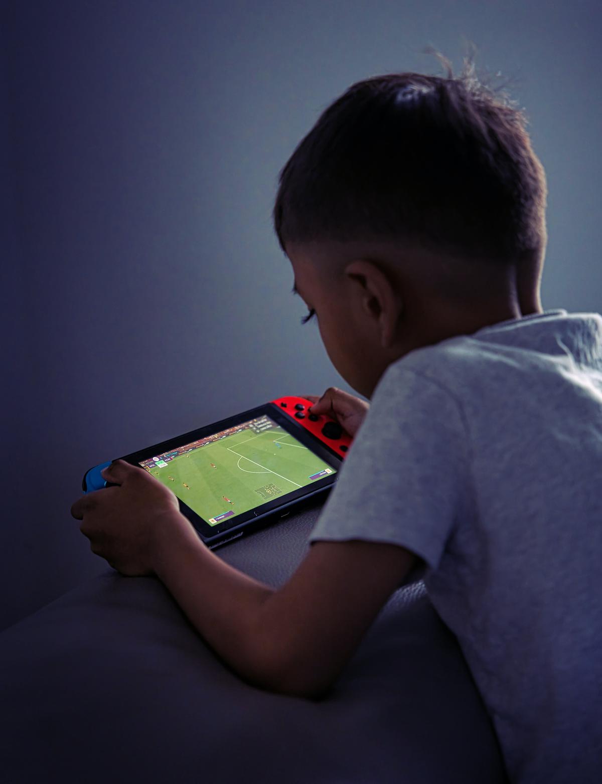 Ketahui Batas Waktu Anak Main Gadget, Ternyata Ini Dampaknya Jika Berlebihan
