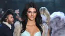 Model asal California, Kendal Jenner berjalan di atas catwalk memakai lingerie berwarna biru muda di panggung Victoria’s Secret Fashion Show 2015 di New York City, Selasa (10/11). (Dimitrios Kambouris/Getty Images/AFP)