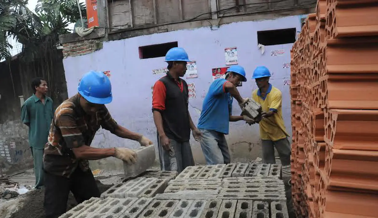 Untuk mengejar target selesai di akhir Maret 2014, pembangunan rumah warga dipercepat (Liputan6.com/Rini Suhartini).
