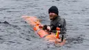 John Haig mempersiapkan Munin untuk menyelami Danau Loch Ness, Skotlandia, Inggris, Rabu (13/4). Makhluk mitos mirip monster tersebut dinamakan oleh orang Skotlandia dengan nama Nessie. (REUTERS / Russell Cheyne)    