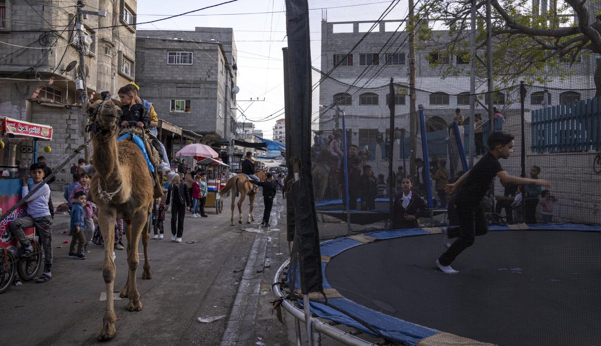 Anak-anak saat menikmati waktu mereka dengan bermain bersama dengan anak kecil lainnya. (AP Photo/Fatima Shbair)