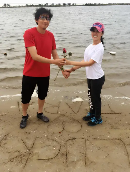 Setelah resmi menikah, Lucky Hakim juga batal memboyong sang istri ke rumahnya. Sang istri, Tiara Dewi merasa tidak nyaman dengan banyaknya binatang yang ada di rumah Lucky. (Instagram/tiaradewireal)