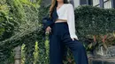 Begini tampilan edgy Natasha Wilona dengan cropped blazer monokrom yang dipadukan celana kulot warna hitam. (Instagram/natashawilona12).
