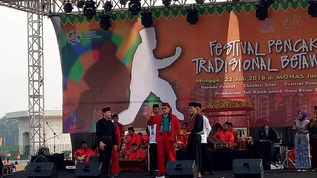 Sandiaga Uno saat menghadiri acara Festival Pencak Silat Tradisional Betawi Ke-VIII Lapangan Monas Jakarta Pusat, Minggu (22/7/2018). (Liputan6.com/Sandiaga Uno)