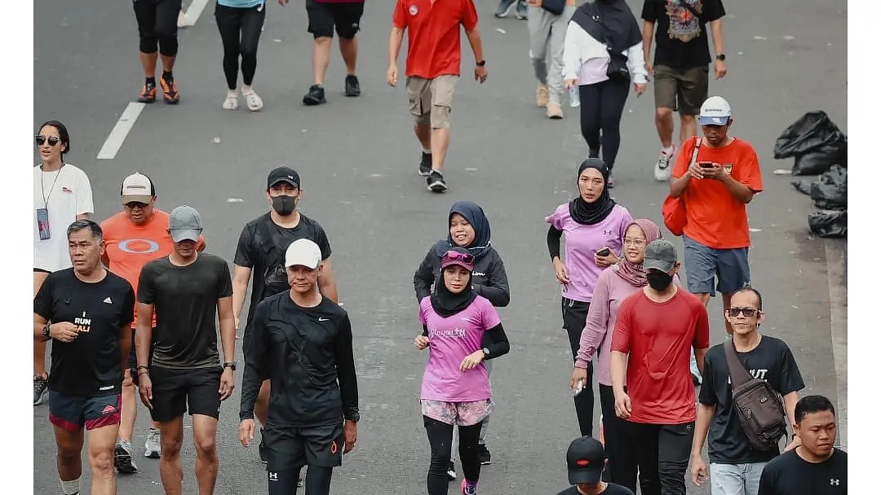 Capres nomor urut tiga Ganjar Pranowo bersama sang istri Siti Atikoh memilih olahraga pagi saat Car Free Day Jakarta.