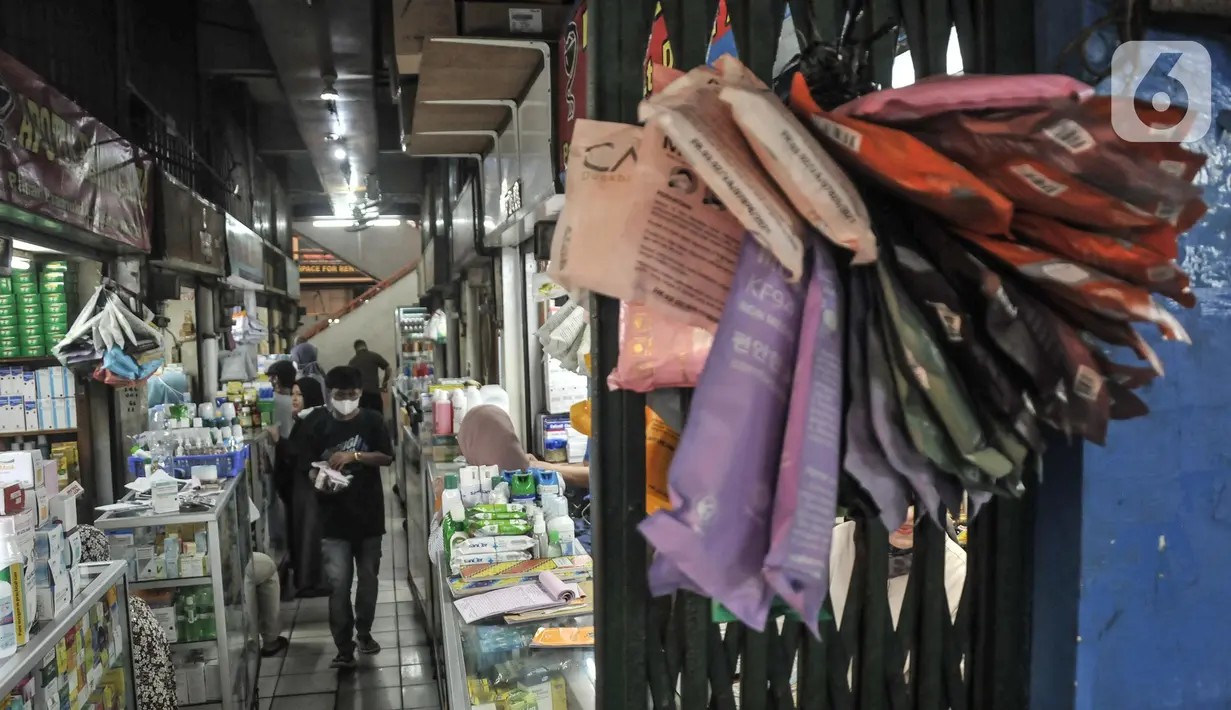 Suasana toko obat-obatan dan perlengkapan medis di Pasar Pramuka, Jakarta Timur, Senin (23/5/2022). Menurut pedagang, penjualan masker di Pasar Pramuka mengalami penurunan mencapai 50 persen meski harga telah normal pasca kebijakan Presiden Joko Widodo atau Jokowi terkait pelonggaran penggunaan masker di ruang terbuka. (merdeka.com/Iqbal S Nugroho)