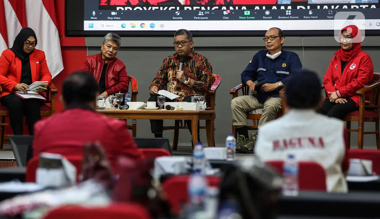 Sekjen PDI Perjuangan Hasto Kristiyanto (tengah) bersama Ketua DPP PDI Perjuangan Ripka Tiptaning, Wasekjen PDI Perjuangan Sada Restuati, Ketua DPP PDI Perjuangan Sri Rahayu, dan Suparyoto saat menjadi pembicara dalam Seminar Nasional di Sekolah Partai PDI Perjuangan, Lenteng Agung, Jakarta, Kamis (2/3/2023). Seminar tersebut bertajuk "Mitigasi Bahaya secara cepat sebagai upaya antisipasi dini untuk memahami potensi bahaya gempa bumi dan resikonya". (Liputan6.com/Johan Tallo)