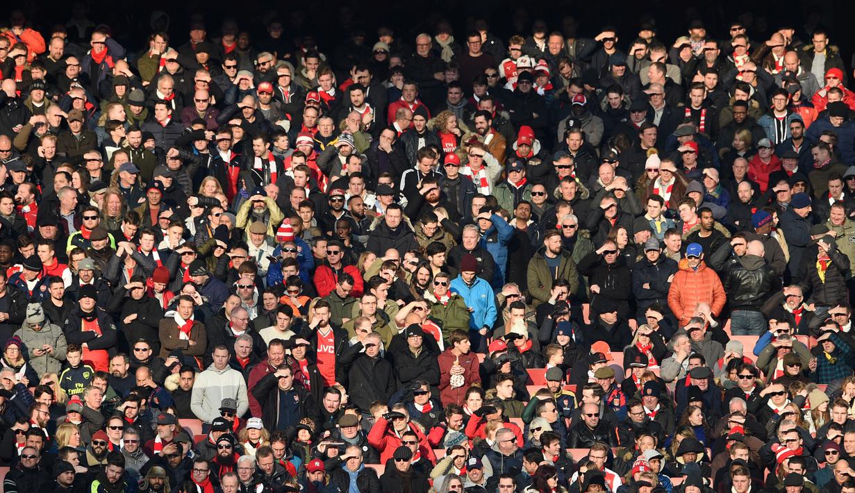 Fans Arsenal memenuhi tribun guna memberikan dukungan kepada timnya saat melawan Burnley FC pada laga Premier League di Emirates Stadium, London, (22/1/2017). Arsenal menang 2-1. (EPA/Facundo Arrizabalaga)