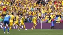 Selebrasi para pemain Timnas Rumania merayakan gol pertama ke gawang Timnas Ukraina yang dicetak gelandang sekaligus kapten tim, Nicolae Stanciu (kanan) pada laga Grup E Euro 2024 di Allianz Arena, Munchen, Jerman, Senin (17/6/2024). (AP Photo/Antonio Calanni)