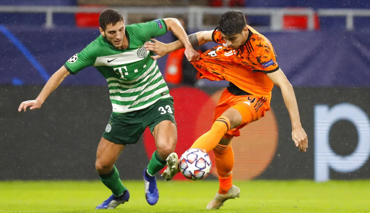 Pemain Ferencvaros Lasha Dvali (kiri) berebut bola dengan pemain Juventus Alvaro Morata pada pertandingan Grup G Liga Champions di Puskas Arena, Budapest, Hungaria, Rabu (4/11/2020). Juventus menang 4-1. (AP Photo/Laszlo Balogh)