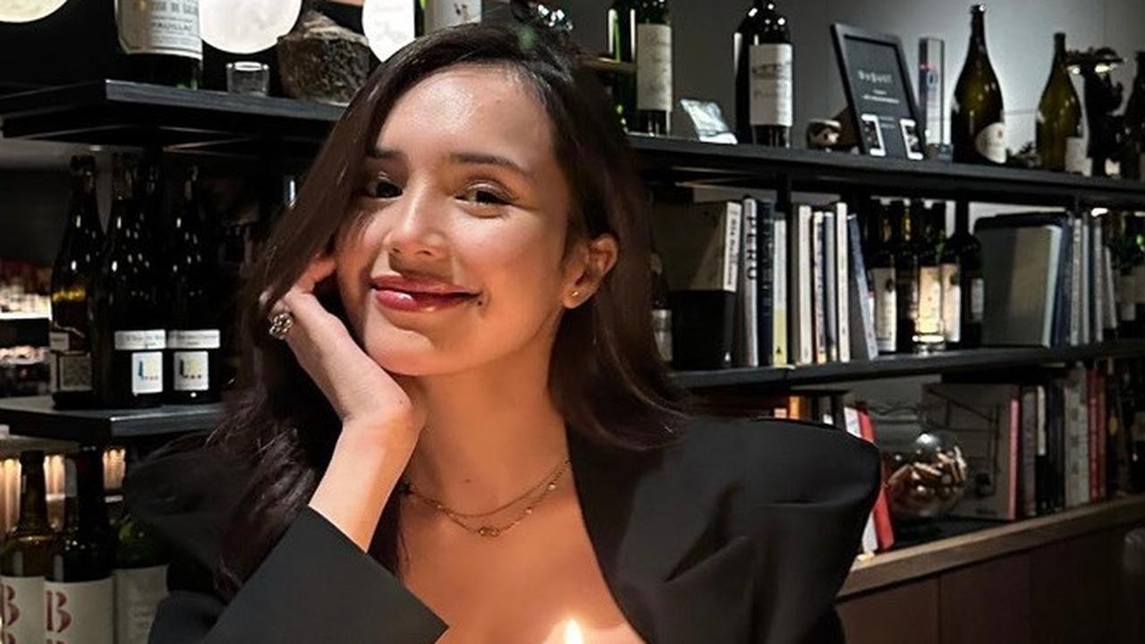 Momen kebersamaan mereka tampaknya untuk merayakan ulang tahun Beby Tsabina pada 27 Oktober kemarin. Terlihat kue ulang tahun di depan artis cantik ini.